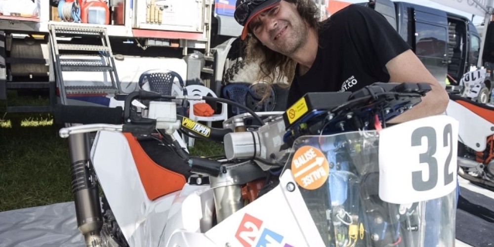 La moto del Chavo Salvatierra ya est&aacute; en Paraguay lista para arrancar el Rally Dakar