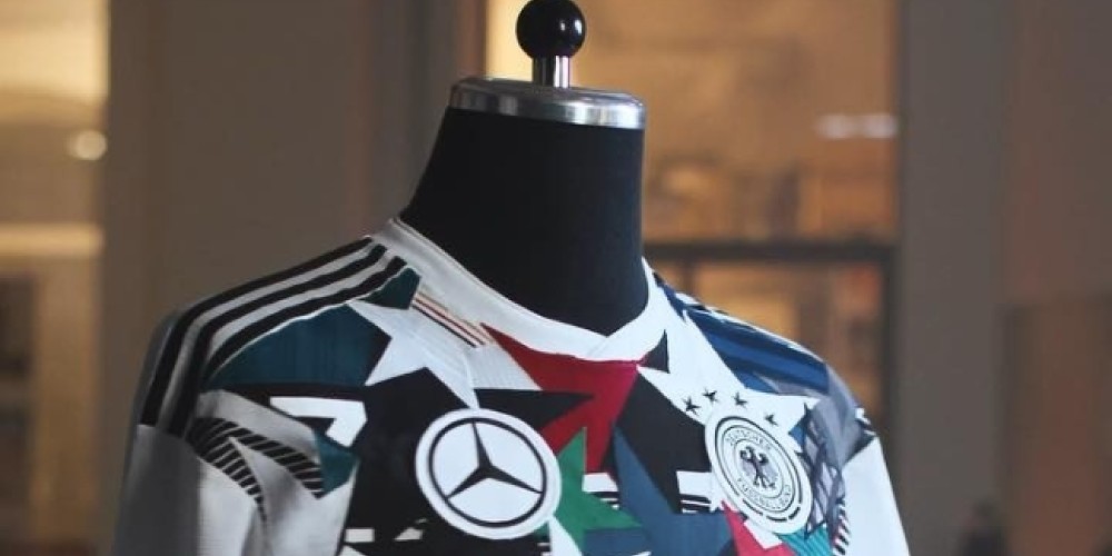Mercedes Benz se despide de la Selecci&oacute;n alemana con una camiseta especial edici&oacute;n limitada
