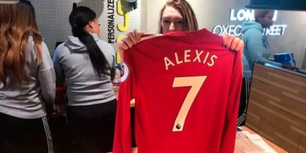 Alexis S&aacute;nchez llega al Manchester United con un salario r&eacute;cord 