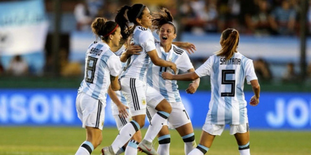 El seleccionado argentino de f&uacute;tbol femenino quiere tener un partido despedida previo al Mundial
