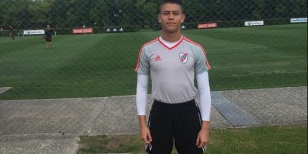 El arquero colombiano de 17 a&ntilde;os que est&aacute; a prueba en River Plate