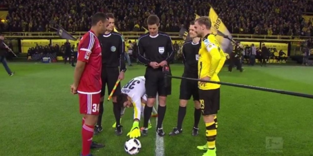 La imperdible c&aacute;bala del arquero del Borussia Dortmund previo a cada encuentro