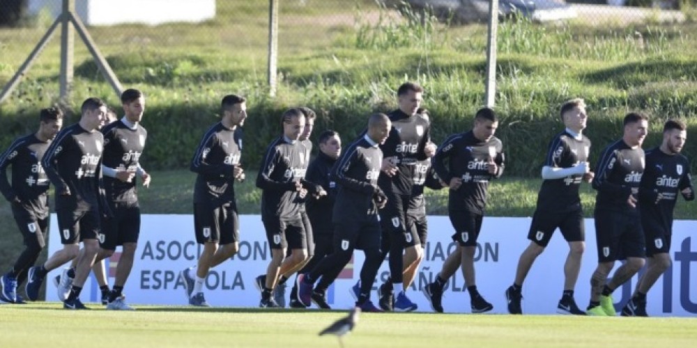 Los jugadores uruguayos volvieron a lucir a los sponsors en su ropa de entrenamiento
