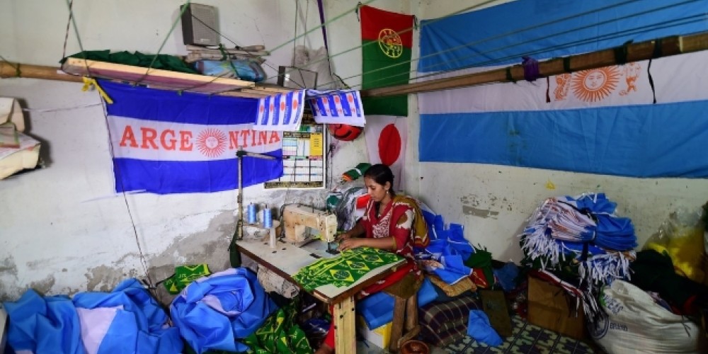Bangladesh, el pa&iacute;s en donde confeccionan banderas de Argentina y Brasil para la Copa del Mundo