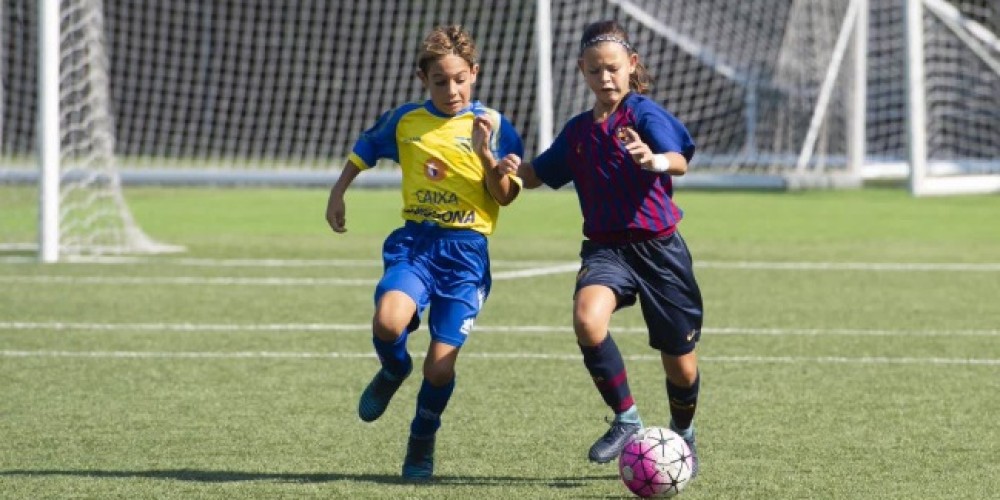 El FC Barcelona inscribi&oacute; a un equipo de chicas en una liga masculina y debutaron con goleada 13 a 0