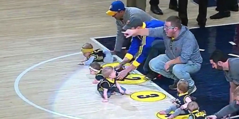 La carrera de bebes que hizo un equipo de la NBA en un entretiempo