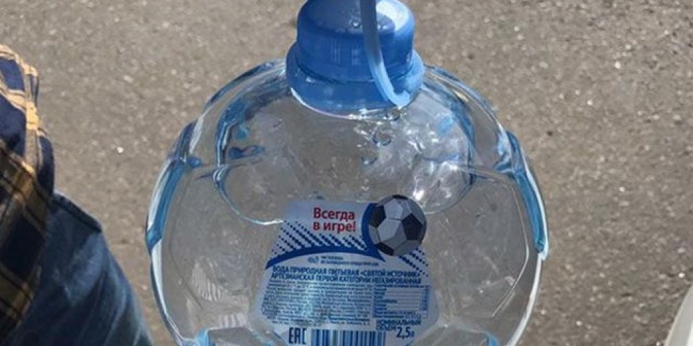 Pol&eacute;mica en Rusia por botellas de agua con forma de pelota que provocan incendios