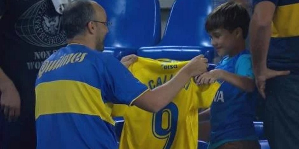Jonathan Calleri volvi&oacute; a marcar con Las Palmas y le regal&oacute; su camiseta a dos hinchas de Boca