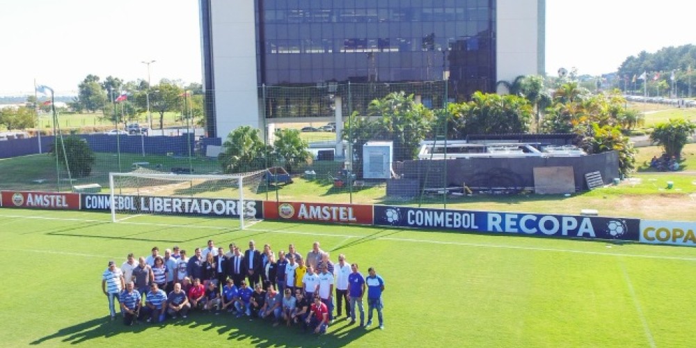 La CONMEBOL apuesta por fijar est&aacute;ndares de calidad en los campos de juego