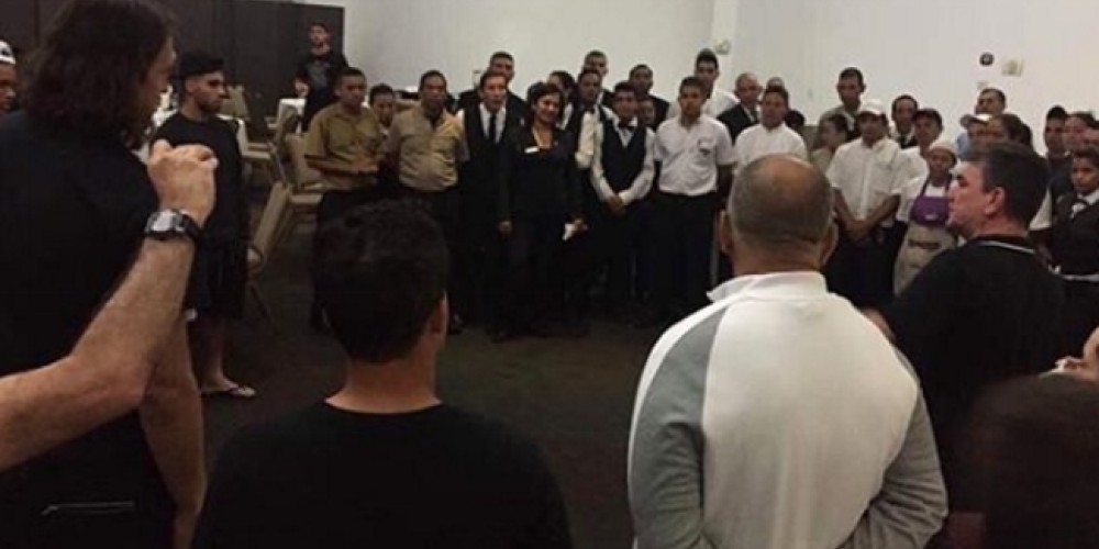 Jugadores del Corinthians realizaron una colecta solidaria para empleados del hotel en Venezuela