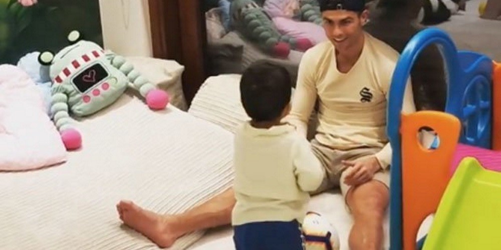 Cristiano Ronaldo celebr&oacute; su cumplea&ntilde;os con su hijo y &iquest;la pelota de la Libertadores?