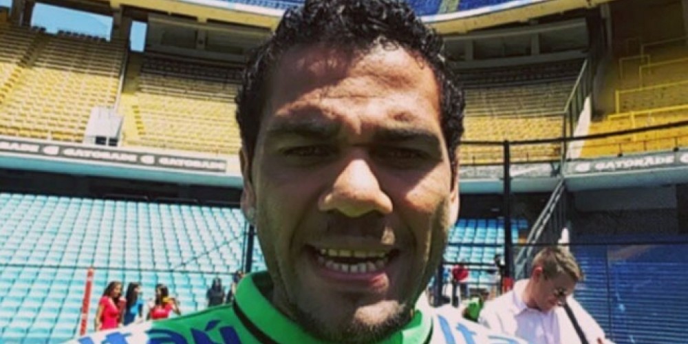 Dani Alves confes&oacute; ser hincha de Boca y fue furor en las redes sociales
