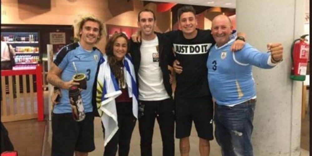 Griezmann recibi&oacute; a sus compa&ntilde;eros en el aeropuerto con camiseta de Uruguay y un mate