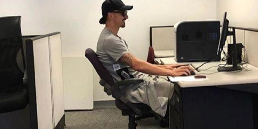 Ibrahimovic fue protagonista de las redes sociales por intentar sacar el registro para conducir