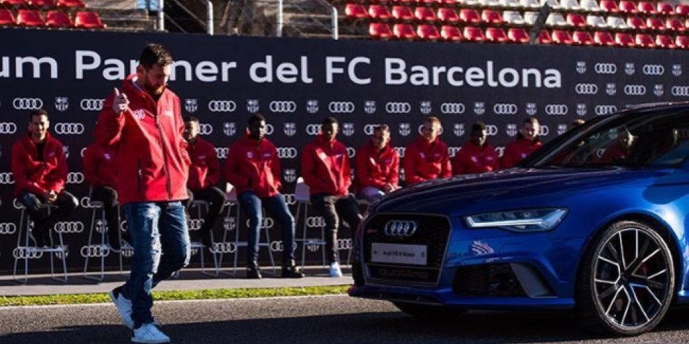 Una de las estrellas del FC Barcelona tuvo que llevar a su padre para recibir su nuevo auto al no tener licencia para conducir