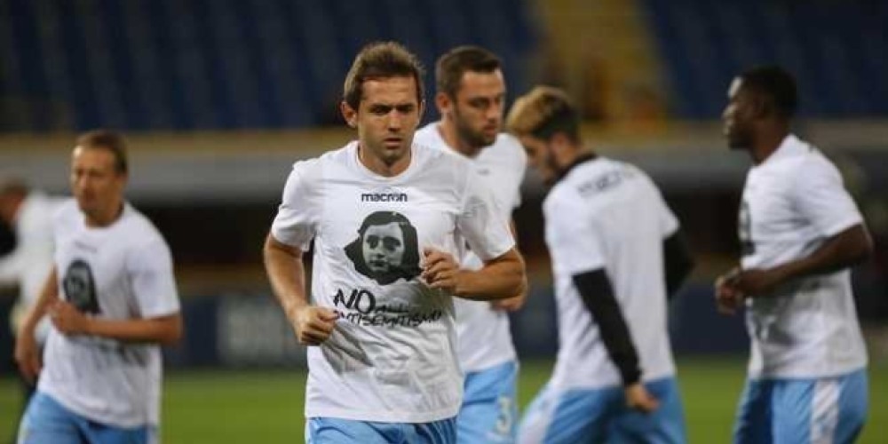 Jugadores de la Lazio salieron con camisetas de Ana Frank en repudio del antisemitismo de sus hinchas