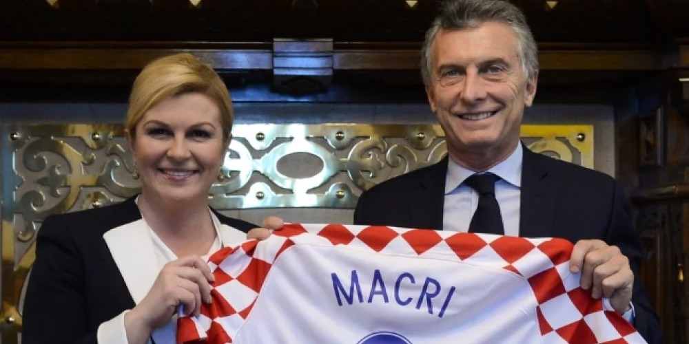 Mauricio Macri recibi&oacute; una camiseta de Croacia con su nombre como acto protocolar