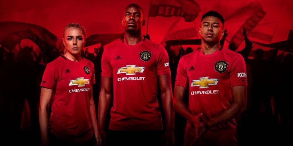 Manchester United present&oacute; su nueva camiseta bajo una nueva estrategia de ventas de adidas