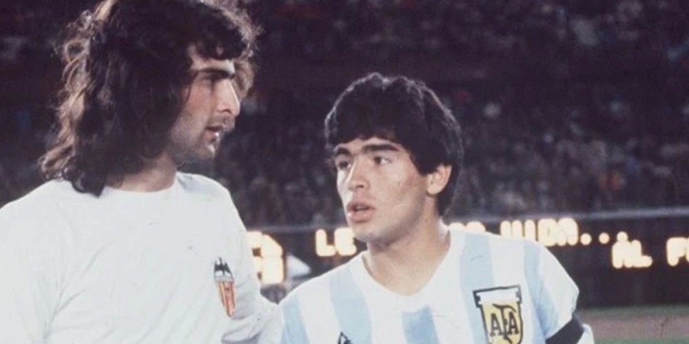 Mario Alberto Kempes record&oacute; a Maradona: &quot;En una cancha se transformaba en otra persona&quot;
