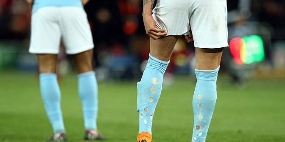 El motivo por el cual algunos futbolistas agujerean sus medias para jugar