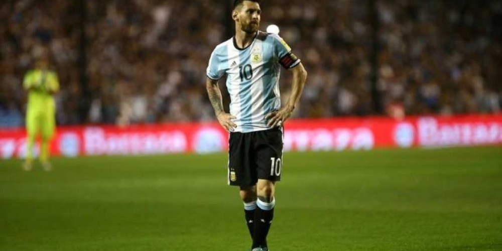 Messi recibi&oacute; una placa especial de agradecimiento tras haber jugado en La Bombonera