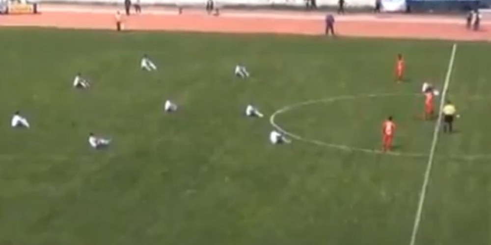 Los jugadores de un club boliviano hicieron una sentada en pleno partido para reclamar por sus salarios