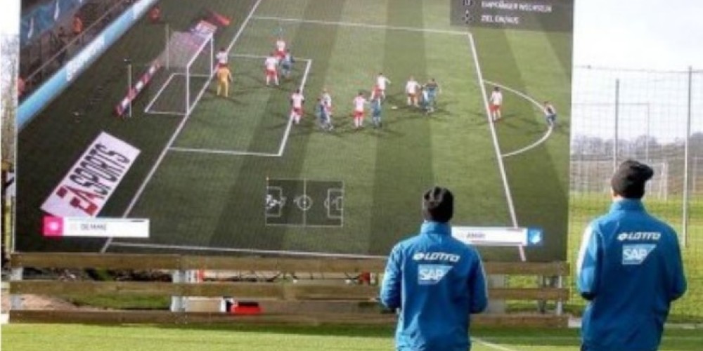 La pantalla gigante que utiliza un equipo de la Bundesliga para entrenar y para jugar al FIFA