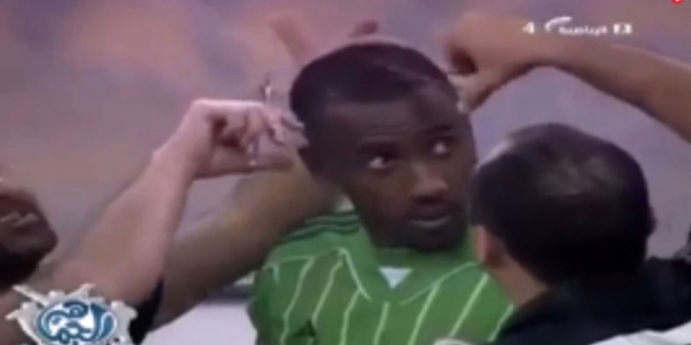 En Arabia Saudita obligaron a un arquero a que se cortara el pelo antes de un partido