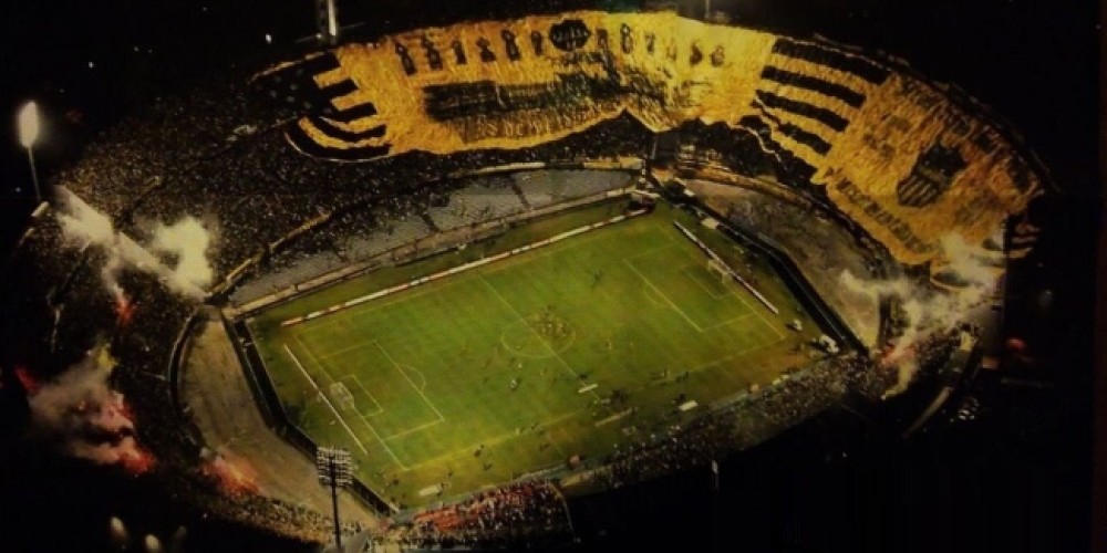Pe&ntilde;arol aprovecha la CONMEBOL Libertadores para exhibir su bandera gigante en el Campe&oacute;n del Siglo