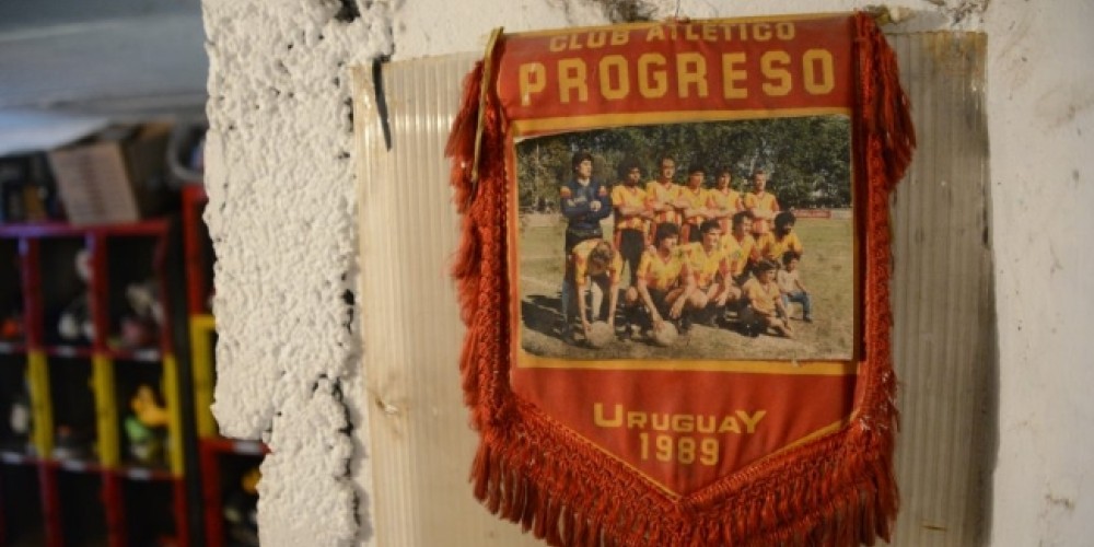 Progreso, el club uruguayo en donde su presidente corta el pasto del estadio