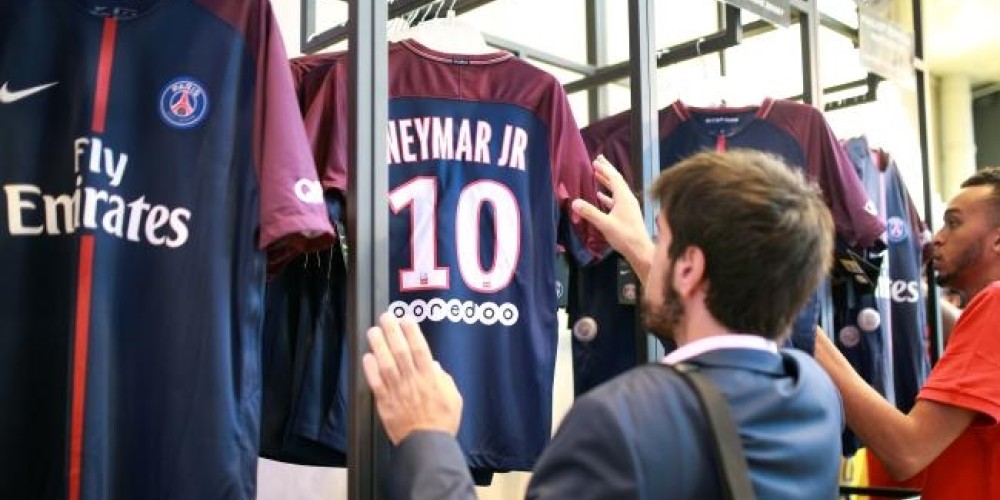 La masiva venta de camisetas de Neymar Jr. que preocupa a las tiendas oficiales