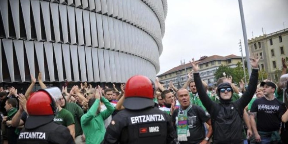 Condenan a un hincha austr&iacute;aco tras realizar un saludo nazi en medio de un partido