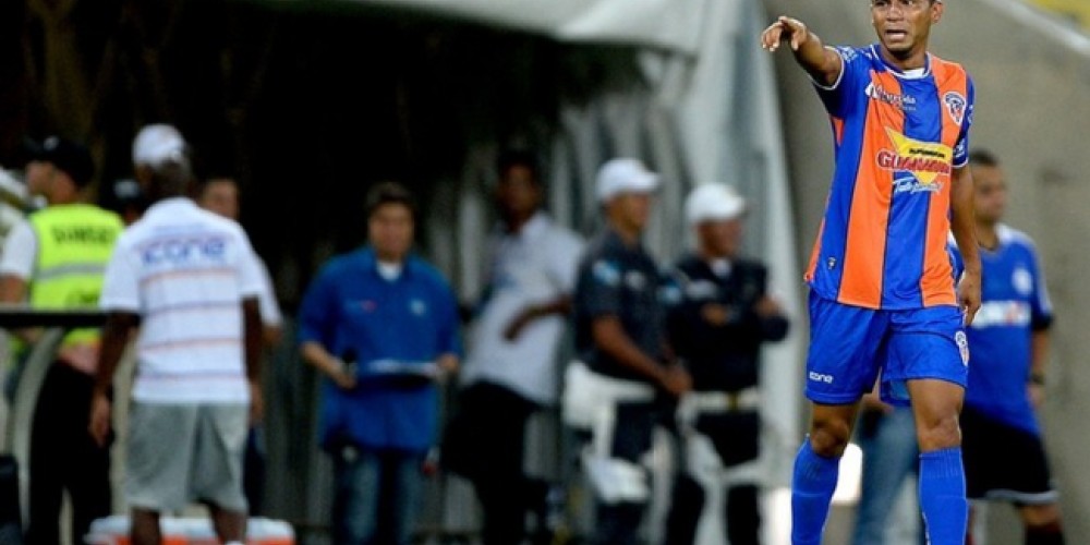 El futbolista que subasta los botines que le regal&oacute; Ronaldinho por problemas financieros