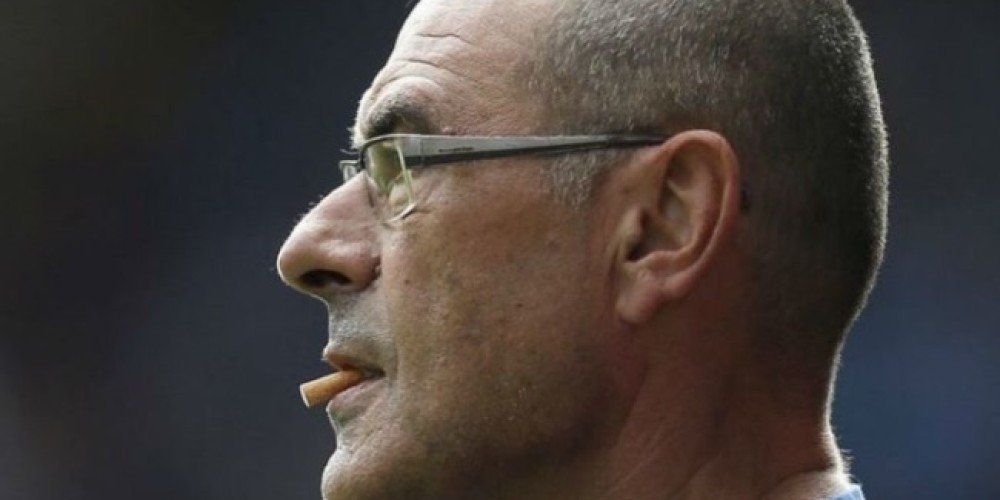 La forma que encontr&oacute; el entrenador del Chelsea para fumar durante los partidos de la Premier League