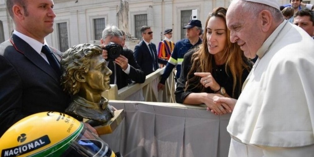 La familia Senna le llev&oacute; una estatua al Papa Francisco que se exhibir&aacute; en el Vaticano
