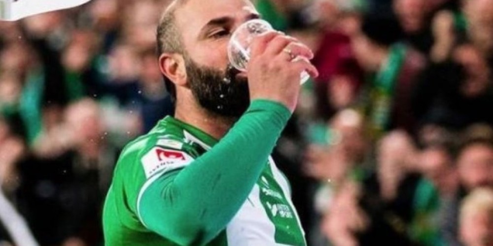 El particular festejo de un jugador sueco que incluye un trago de cerveza con su hinchada