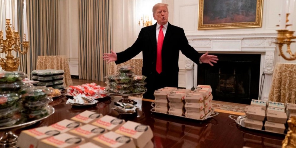 Trump compr&oacute; 1.000 hamburguesas para felicitar a un equipo de F&uacute;tbol Americano