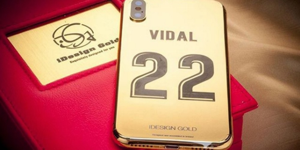 Arturo Vidal estrena su tel&eacute;fono personalizado con oro de 24K