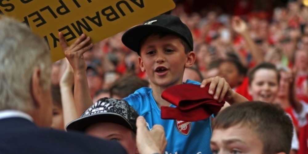 Arsene Wenger le regal&oacute; su emblem&aacute;tica corbata a un peque&ntilde;o hincha del Arsenal