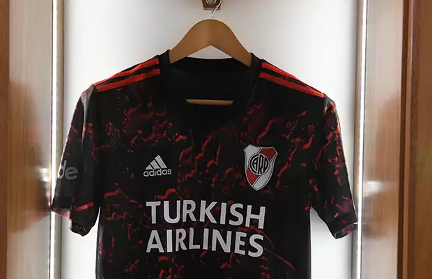 Camiseta negra de river fashion 2021