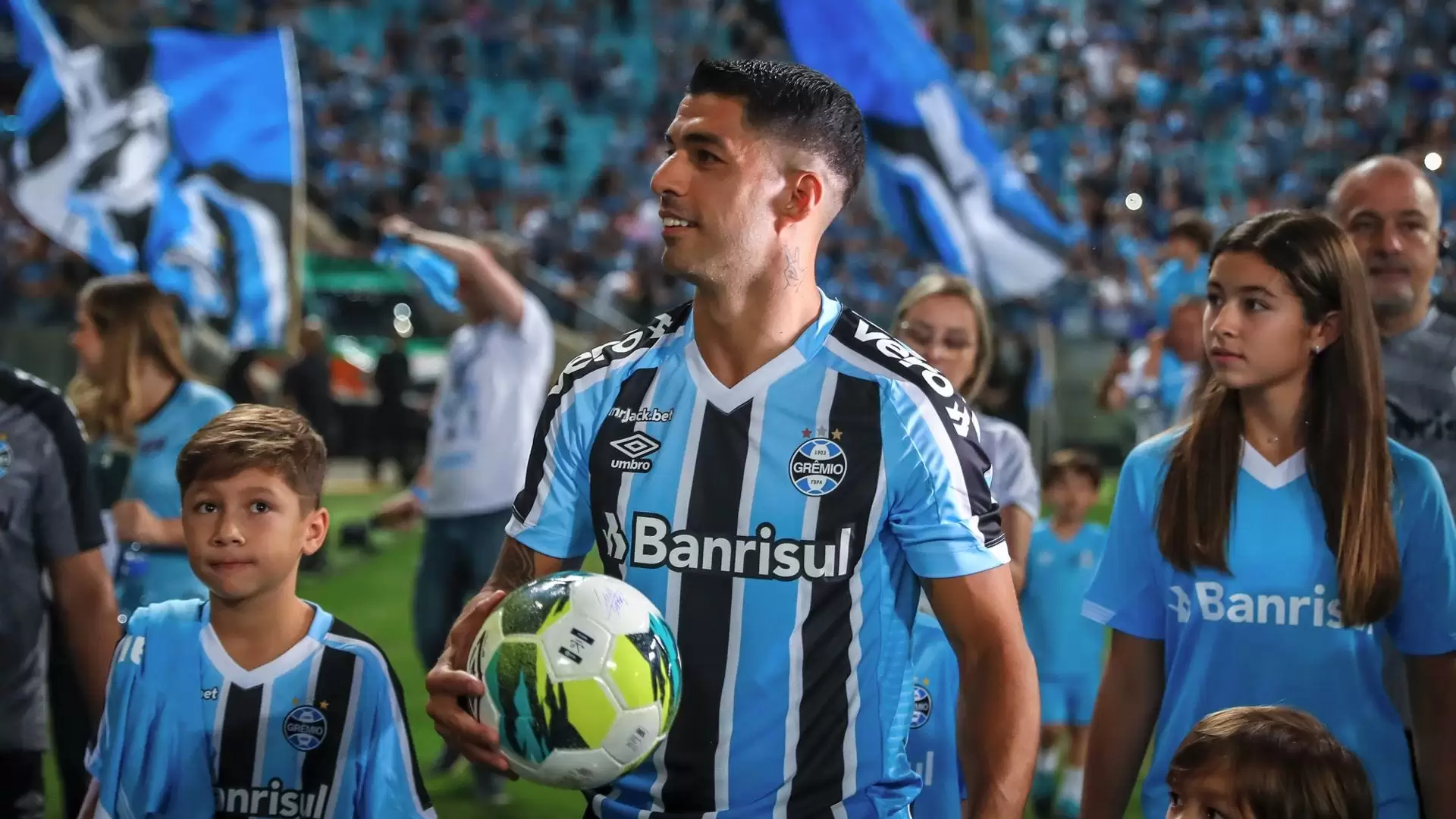 Umbro se posiciona sobre desabastecimento de camisas de Suárez no Grêmio