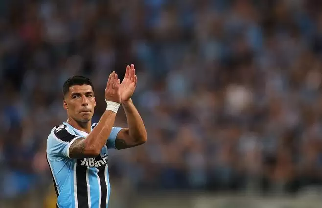 Umbro se posiciona sobre desabastecimento de camisas de Suárez no Grêmio