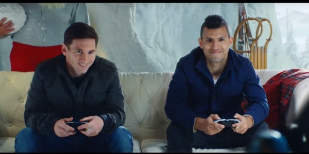 Ag&uuml;ero y Messi juegan al FIFA16 contra dos renos en la casa de Pap&aacute; Noel