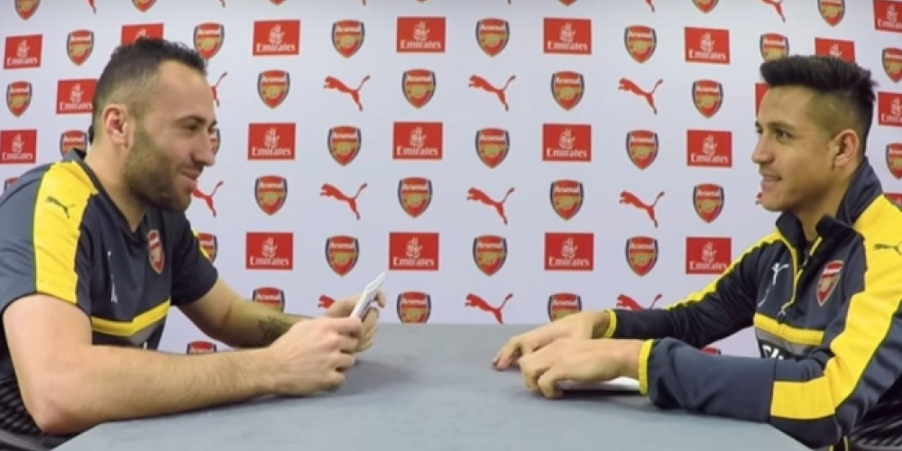 Alexis S&aacute;nchez y David Ospina se divirtieron entrevist&aacute;ndose