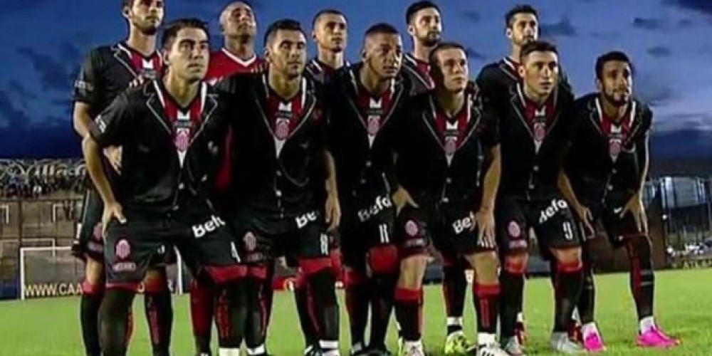 Un club del ascenso argentino tiene una camiseta con el dise&ntilde;o de un traje