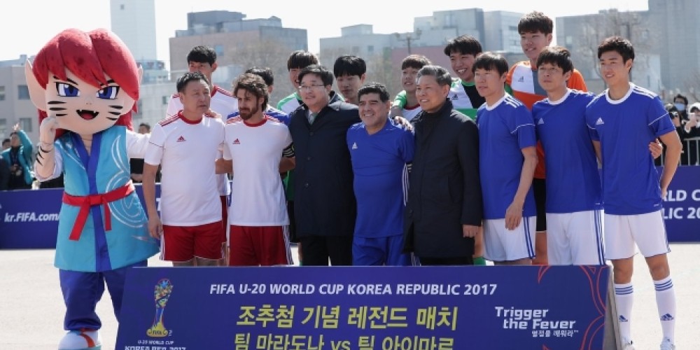 Una nueva &ldquo;Mano de Dios&rdquo;, tiro al blanco y m&aacute;s de la exhibici&oacute;n de Maradona y Aimar en Corea