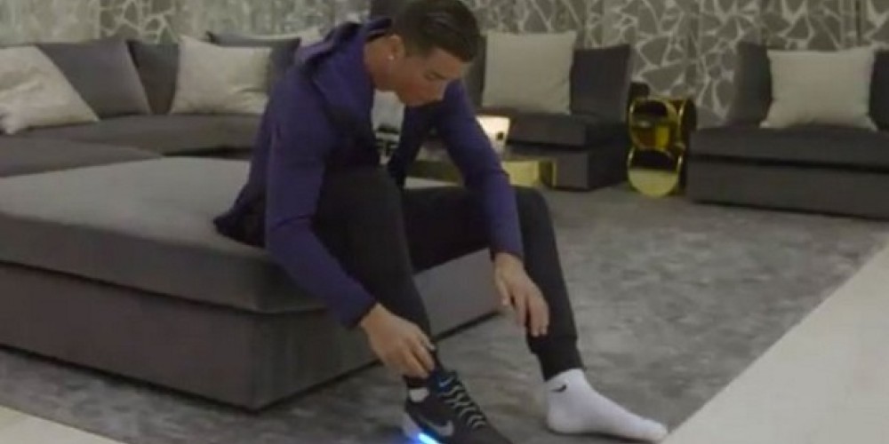  Cristiano Ronaldo estren&oacute; sus zapatillas de Volver al Futuro