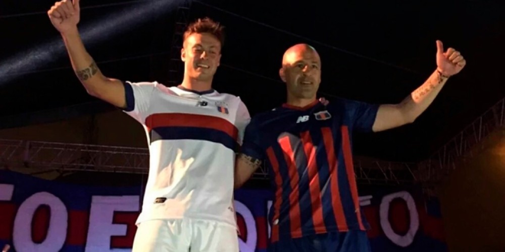 Deportivo Quito present&oacute; sus camisetas New Balance para el 2016