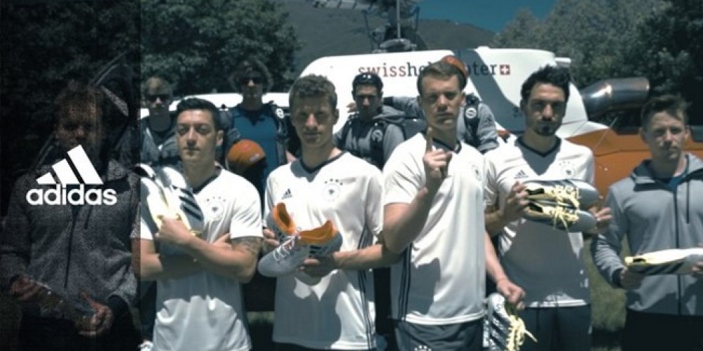 &iexcl;Desde el cielo! Los jugadores de Alemania recibieron sus botines adidas de una forma espectacular