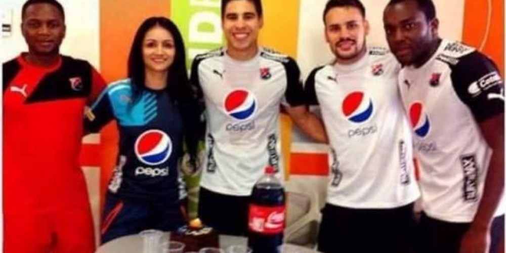 Los jugadores del DIM posaron con una botella de Coca-Cola y podr&iacute;an tener problemas